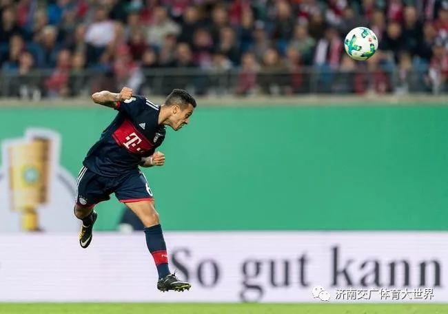  诺伊尔伤愈复出，拜仁门神扑点救主  