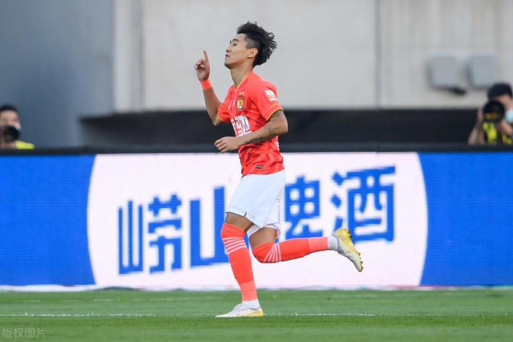  朗斯青年军崛起，连胜强队跻身前三甲  